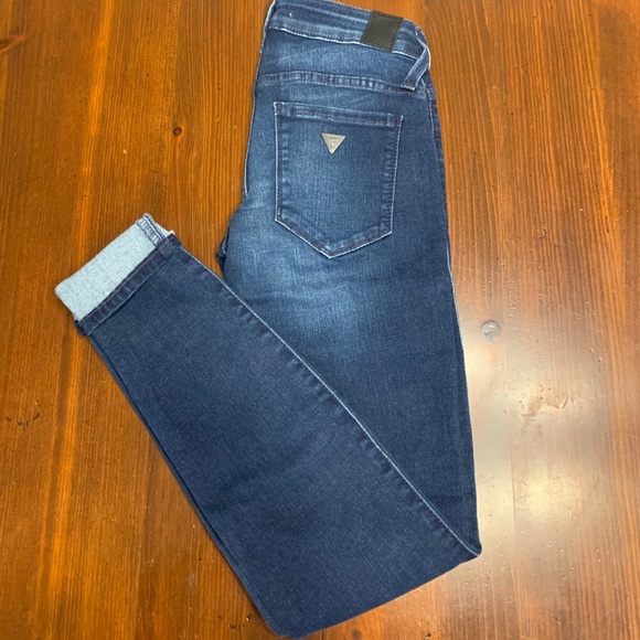 NWT Guess Mid Rise Skinny Jeans In A Size 24. - Picture 6 of 7